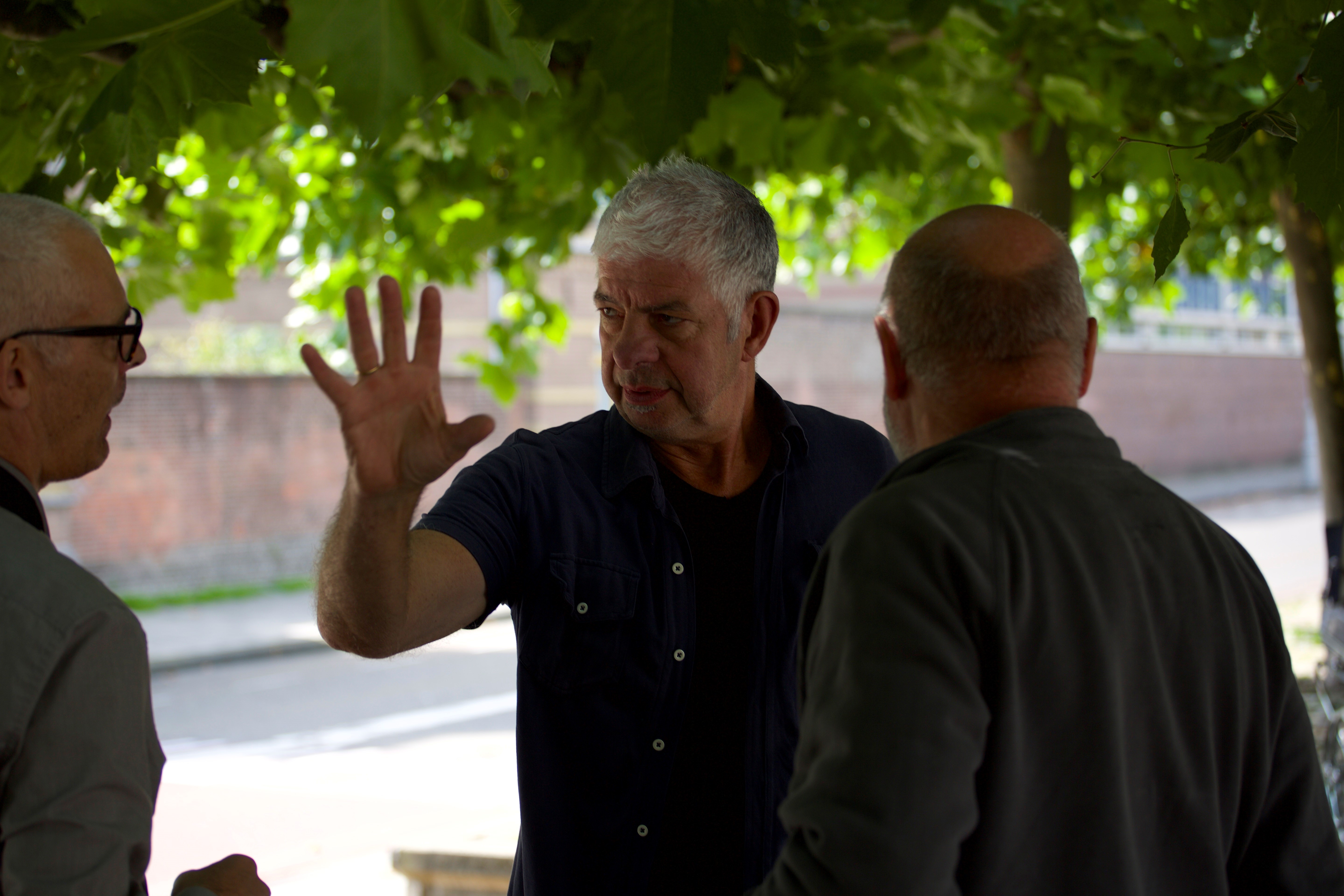 Dick Hauser snikken en grimlachjes